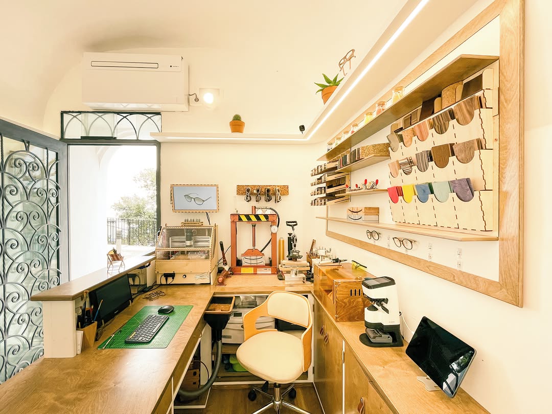 The CREO workshop in Positano: workbench, press and the wall of samples