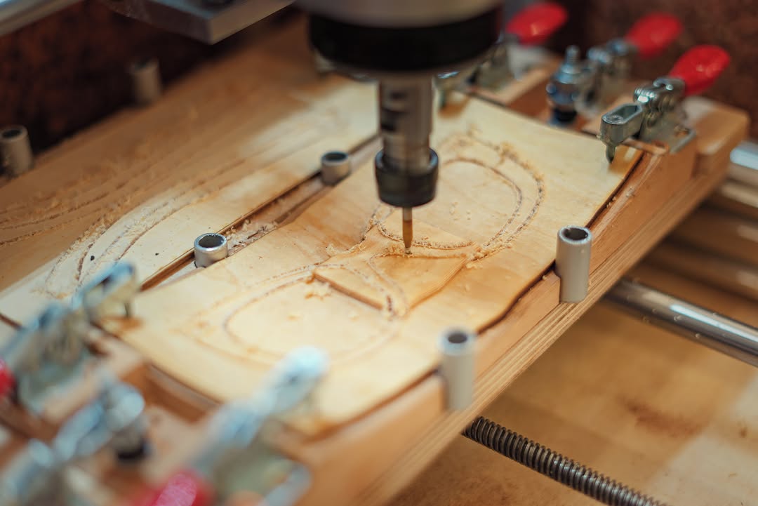 Taglio a controllo numerico di un frontale in legno nel laboratorio CREO