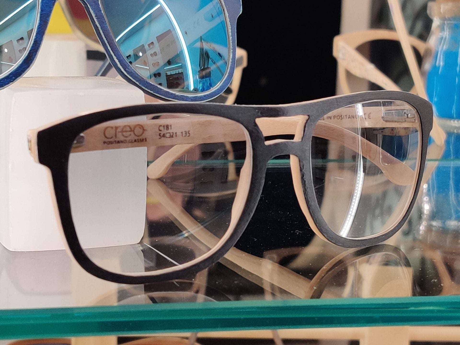 Occhiali da sole in legno CREO 081 nero, fatti a mano a Positano