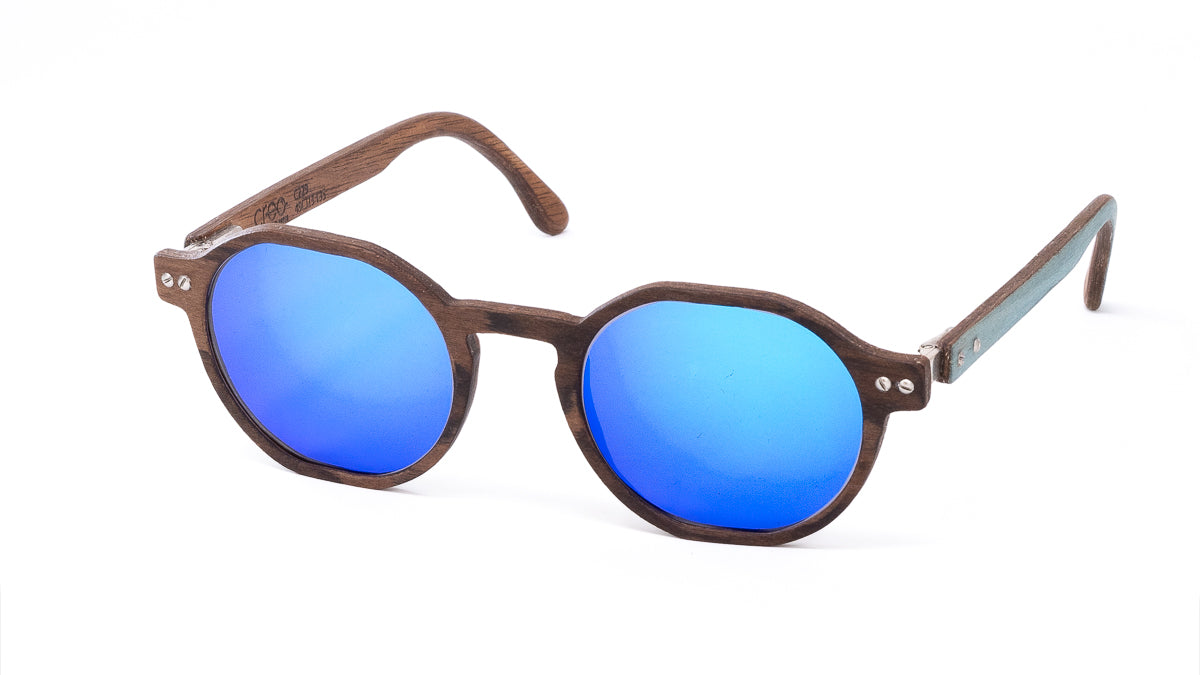 Occhiali da sole CREO 331 in legno di noce con lenti specchiate blu, fatti a mano a Positano, astine azzurre